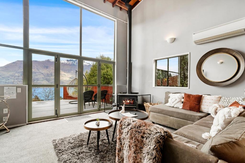 Mountain, lake, sun and this sensational home, Queenstown
