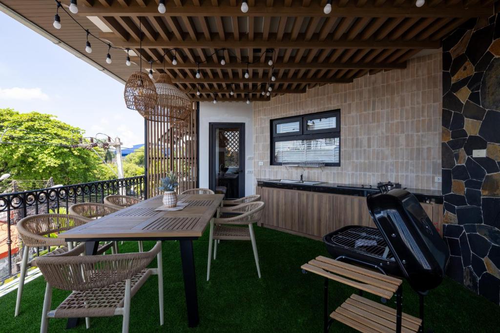 Penthouse The Olaf at Chiang Mai's Old Town Suandok Gate I Entire Villa Booking I 4 Bedrooms I