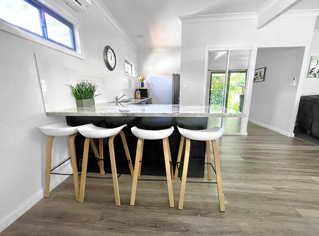 Seaside Escape - 5 BR 2 Kitchens, Port Macquarie