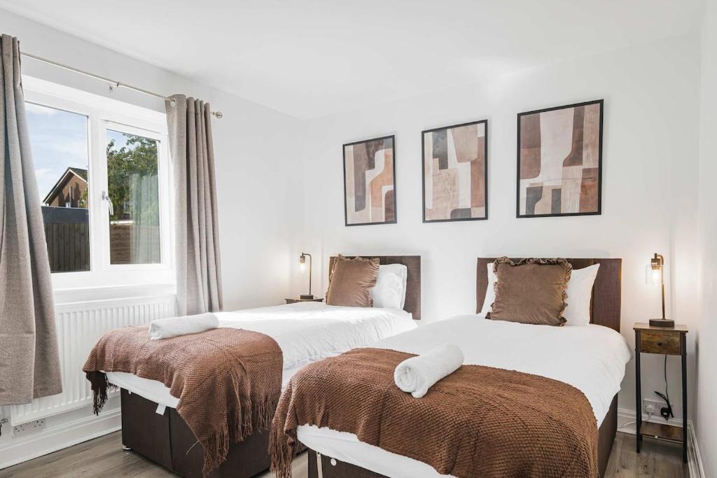 Modern Comfort 4BR House, Mile End