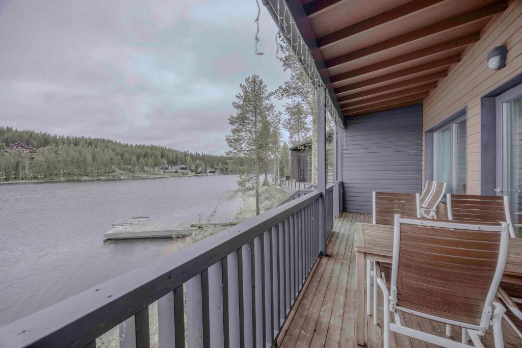 LakeVillas B4 - sis 4 kpl hissilippuja, Ukkohalla