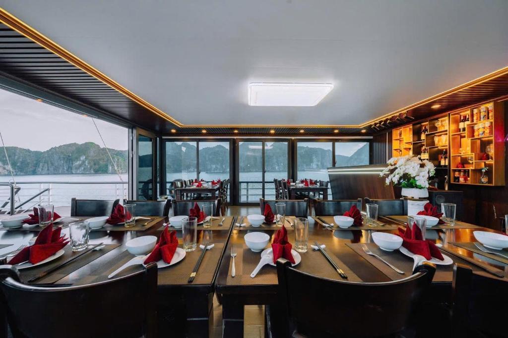 Cat Ba Bay Cruises