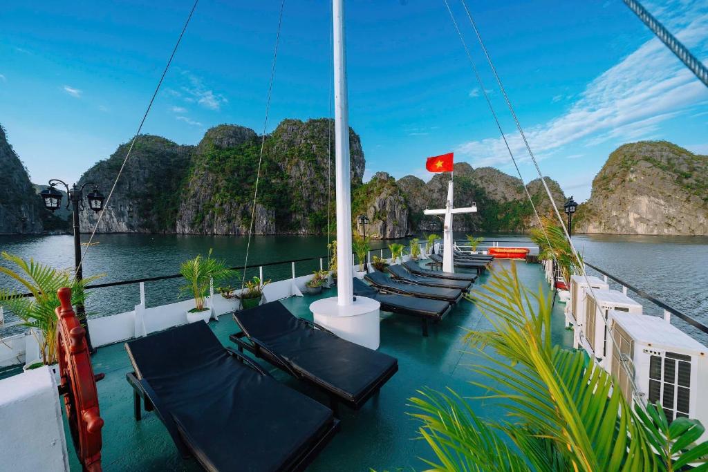 Cat Ba Bay Cruises
