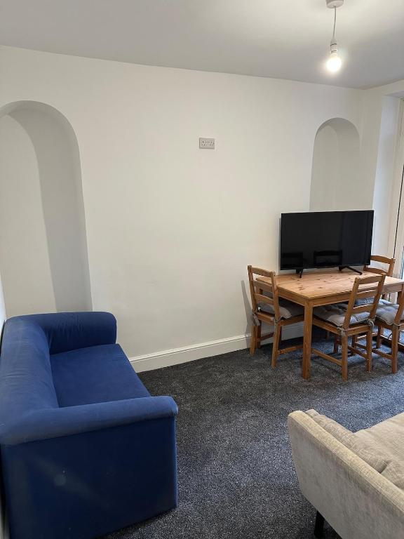 5 bed workers home in Valleys, Llwyn-y-pia