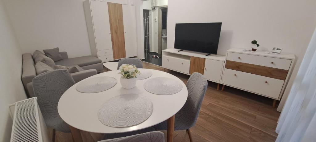 Pretty House, Bukurešť