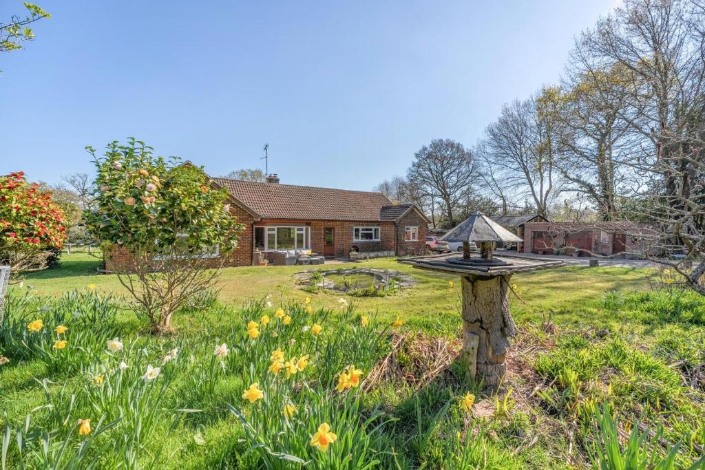 4 Bed in Brook oc-b30296, Thursley