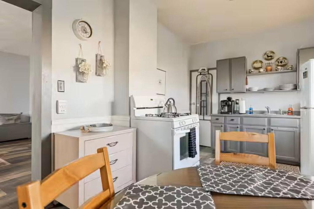 W38 Back apartment, Cleveland