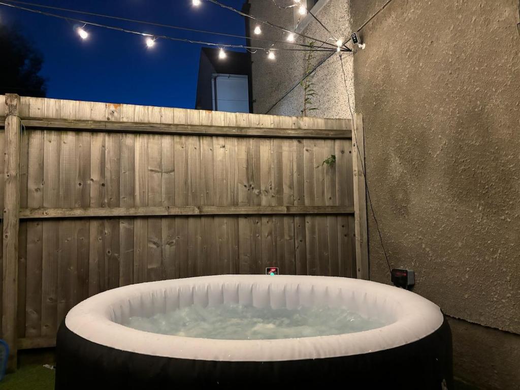 Cardiff Hideaway with Private Garden & Hot Tub, Cardiff