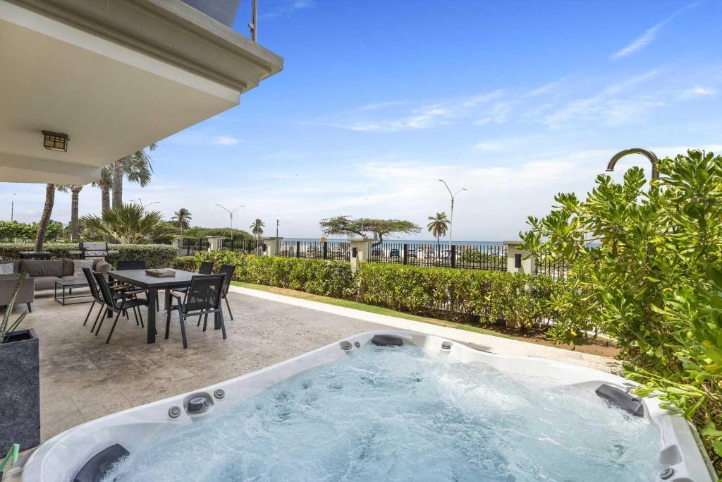 Beachfront - Ocean Extravaganza 3BR condo - E121, Palm-Eagle Beach