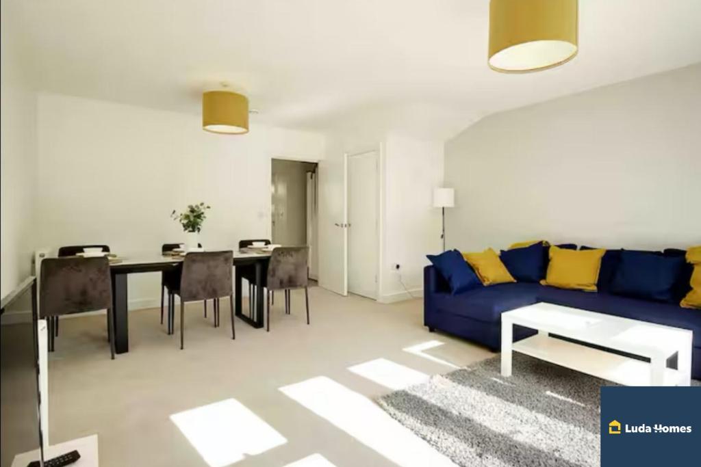 Long Term Stays - Close to amenities - Sleeps 8 - wParking, Reading