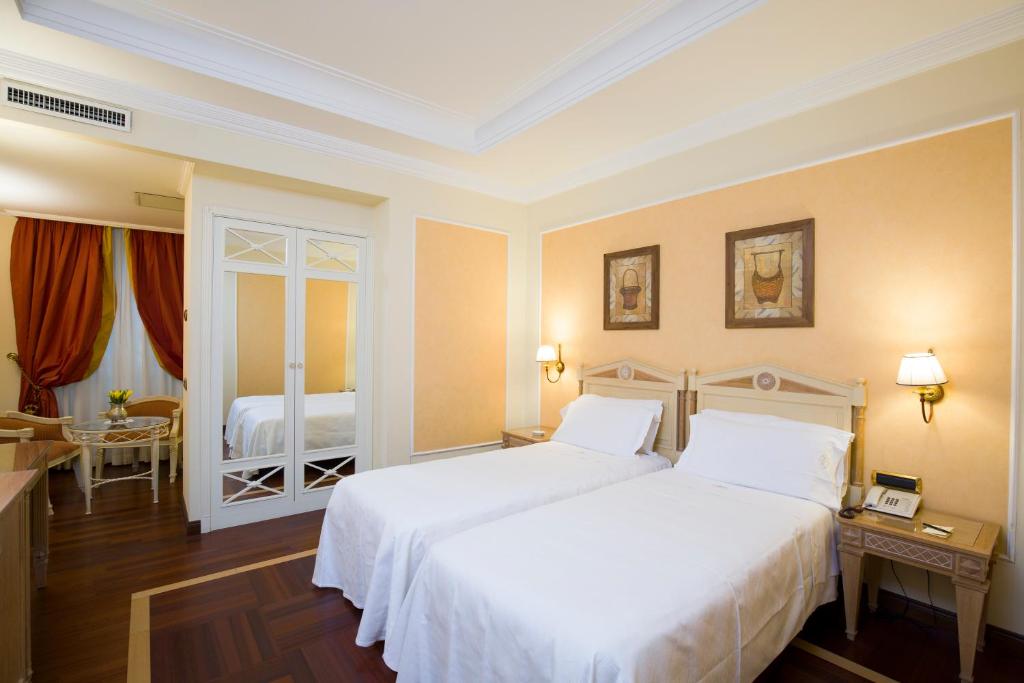 Naples Palazzo Alabardieri room