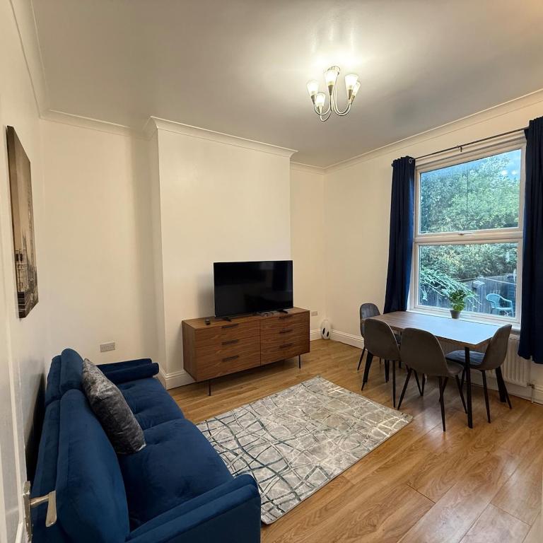 Modern Central Croydon Retreat, South Norwood