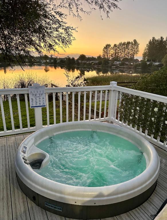 The Lakeside21 Caravan 8 berth with Hot tub at Tattershall Lakes, Tattershall