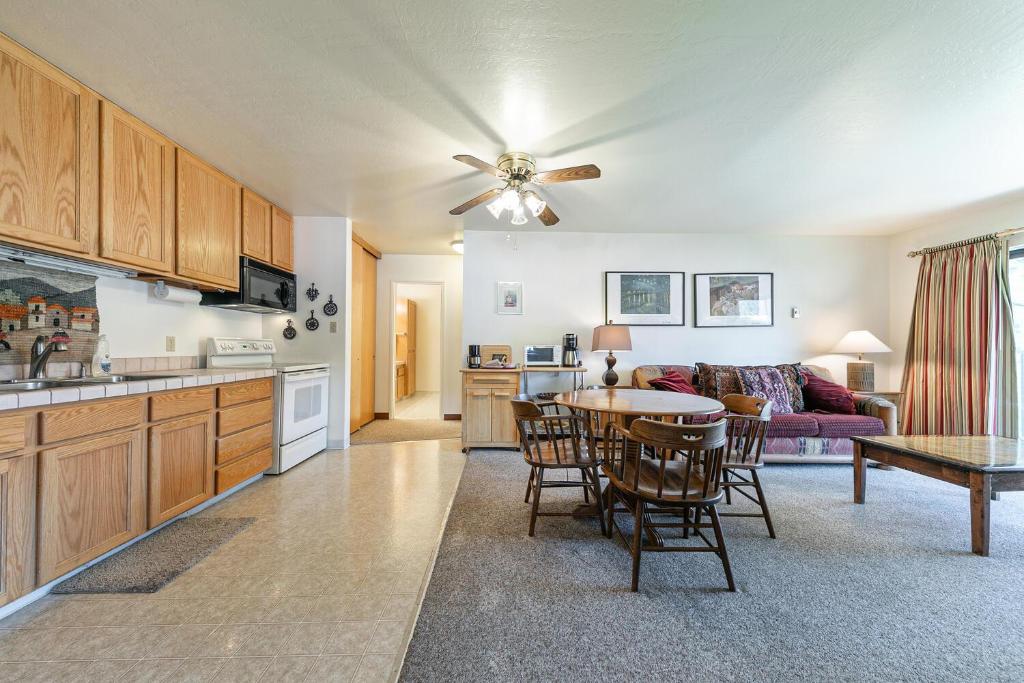 Spacious 1BR Condo #218 at Donner Lake Village, Truckee