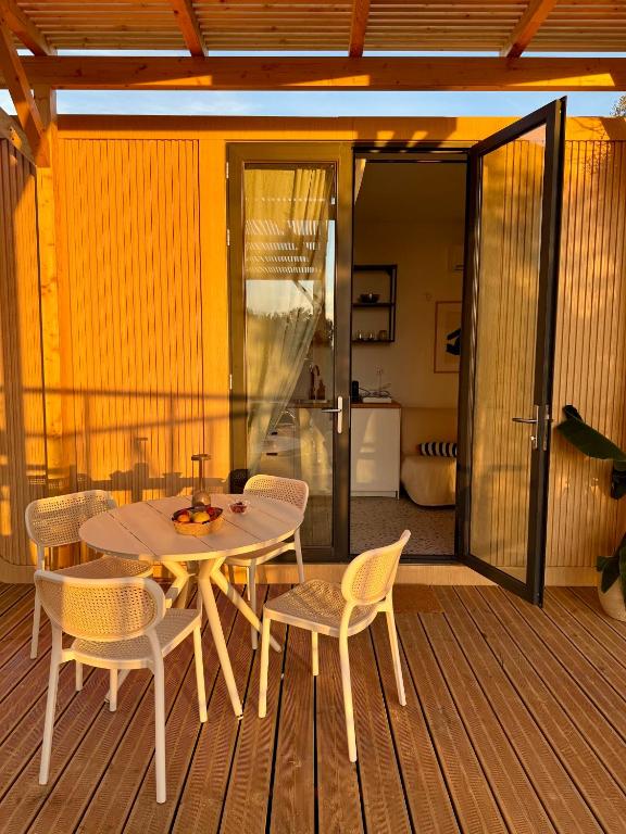 Modern Tiny House with Big Comfort, Estômbar