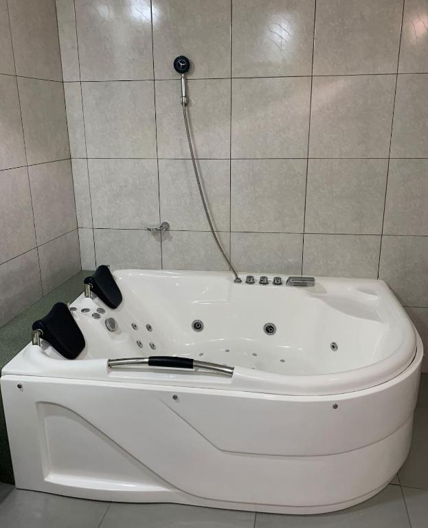 Habitación matrimonial con jacuzzi - 4