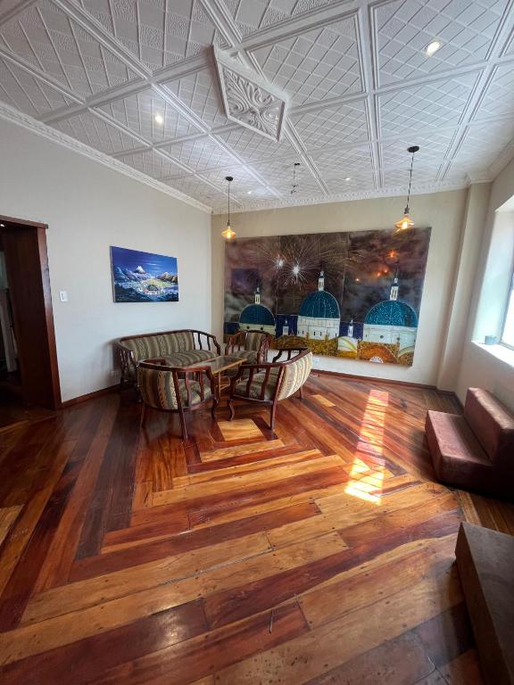 Beautiful fully equipped hostel in a quiet area 5 blocks from Calderon Park - 2