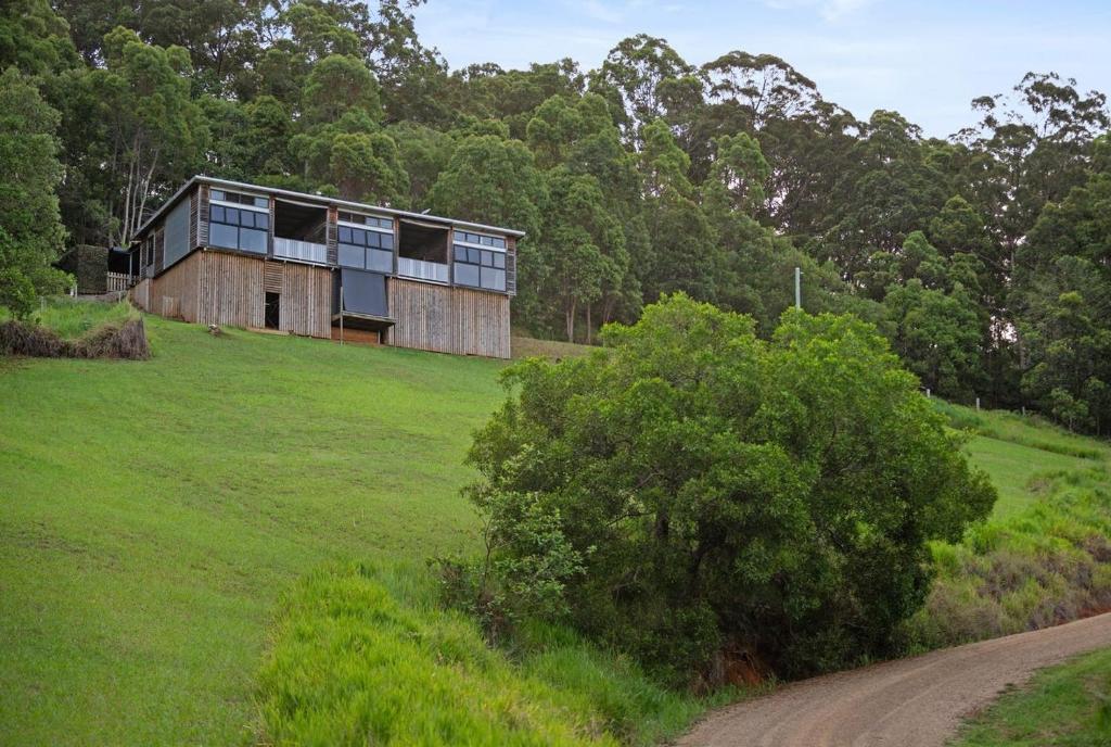 Mantra Guest House - Noosa Hinterland Stay with Views and Private Deck, Eumundi