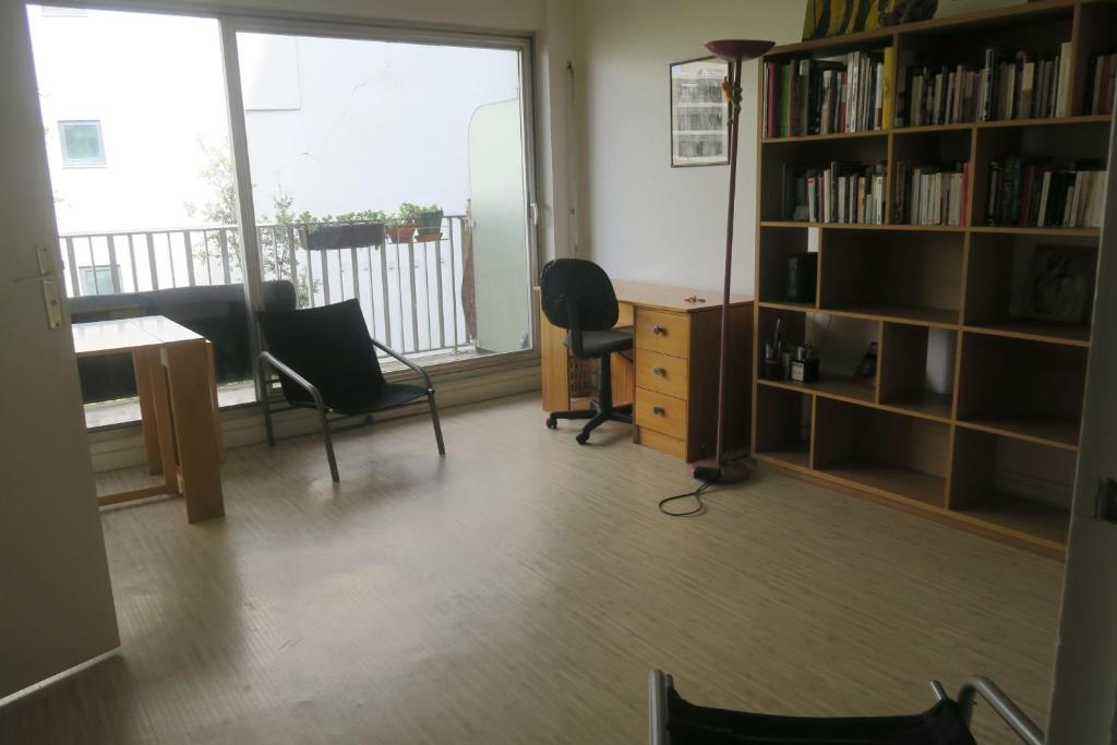 Charming bright studio apartment with balcony - 4