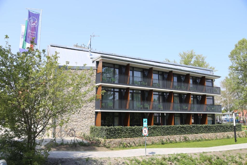 Fenyves Yacht Club Superior — Hotel in Balatonlelle