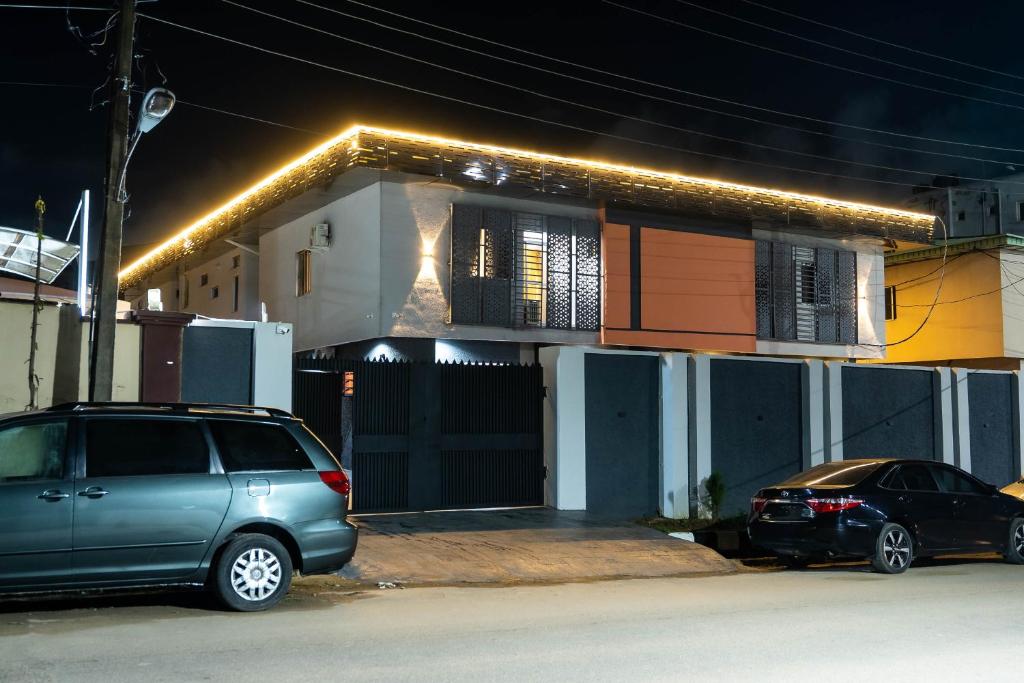 Lusso court, Agidingbi