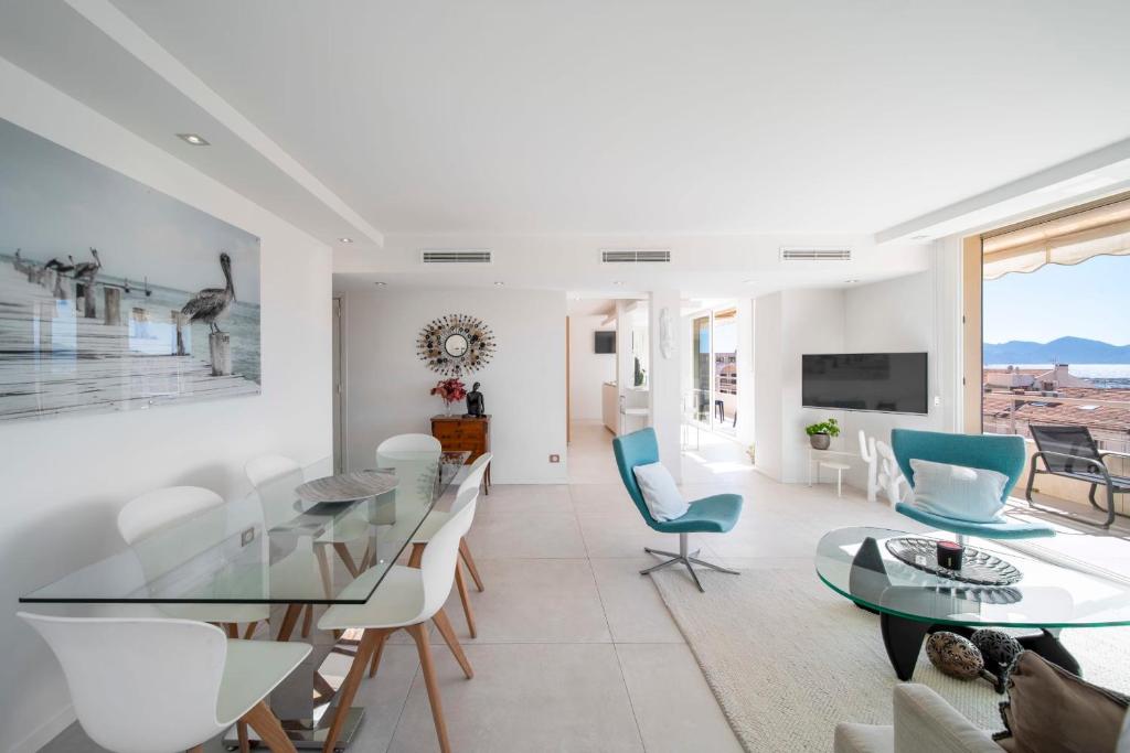 REF 1957 - Cannes Croisette -Sea view apartment for rent - 4