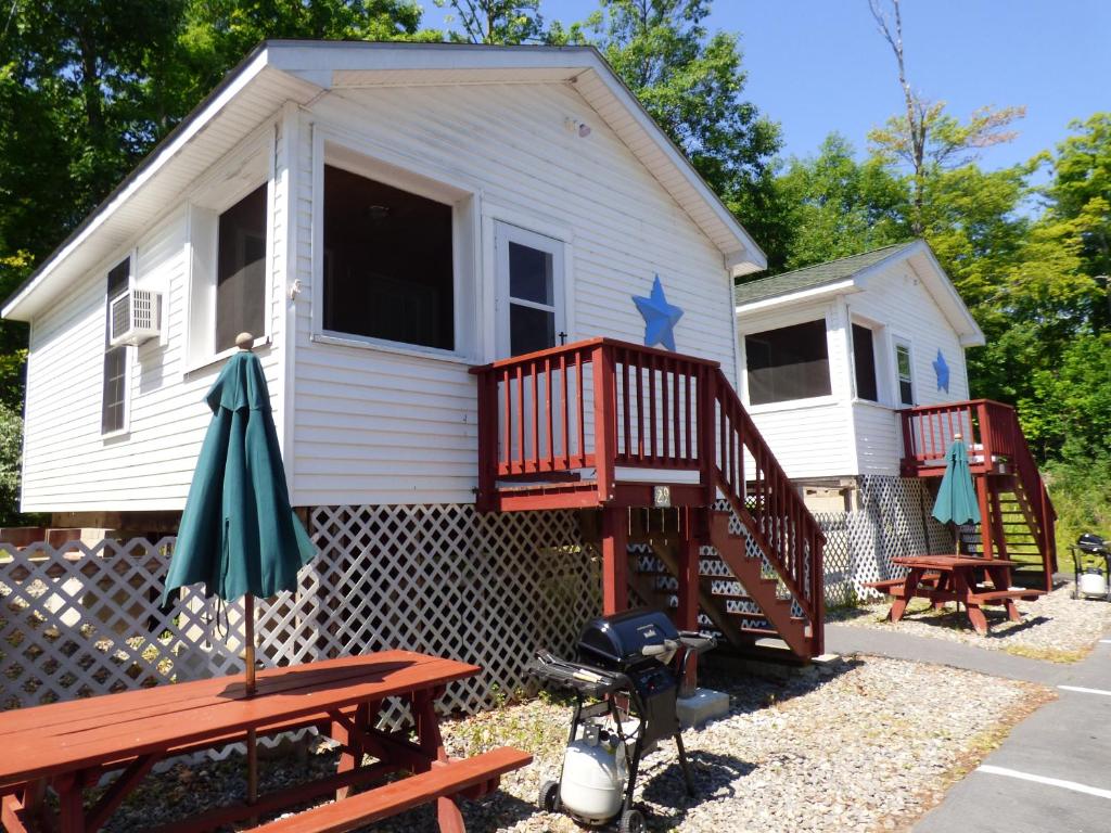 WEIRS BEACH MOTEL & COTTAGES Laconia NH 396 Lakeside 03246
