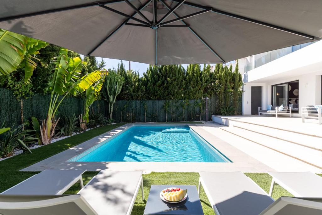Luxury Villa with Heated Pool, Jacuzzi, Sauna and more - 4