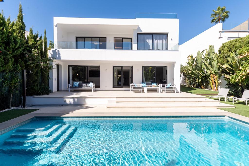 Luxury Villa with Heated Pool, Jacuzzi, Sauna and more - 2