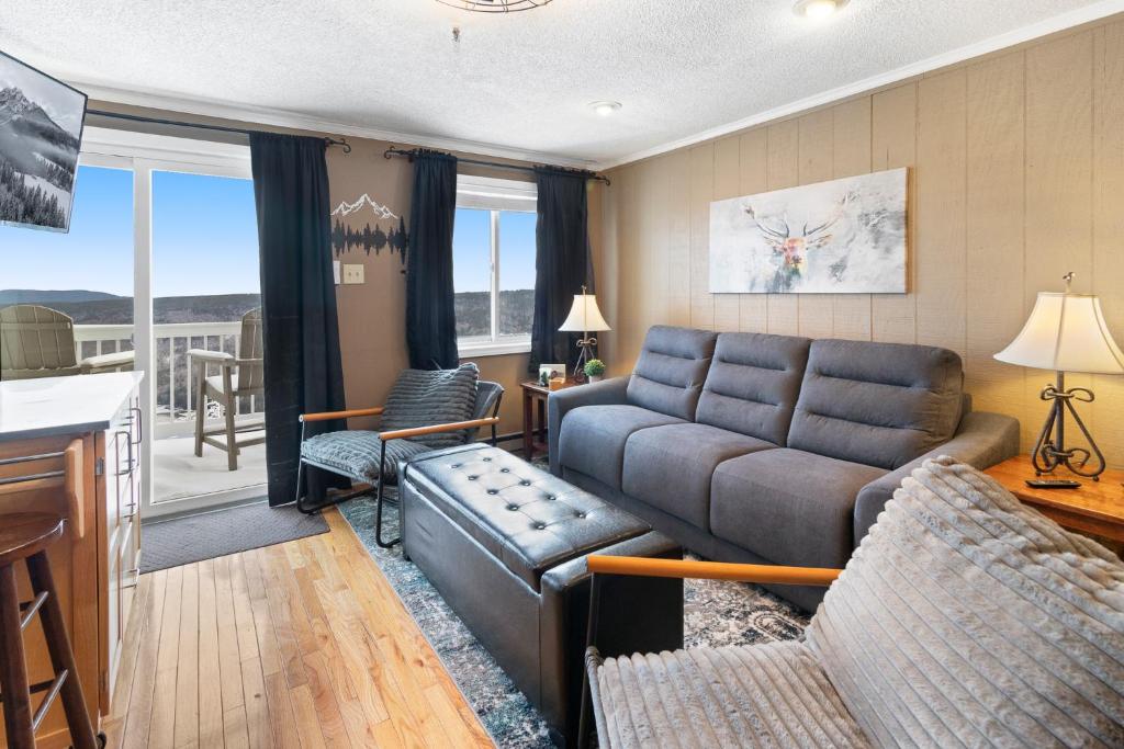 ML352 Stylish Classy Mountain Views EZ Parking WiFi, Snowshoe