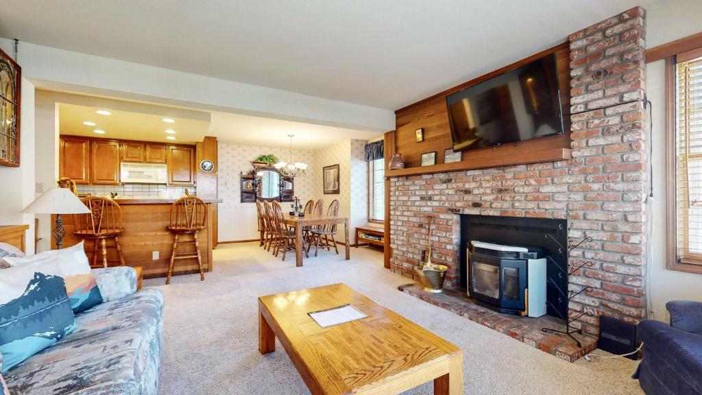Photo inspiration: Luxury Vintage Condo With Ski Lift Access Reference: From 66 Walk To Mammoth Ski Lifts At Canyon Lodge