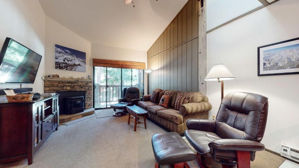 Escape to The Summit Pool & HT Next Door, Mammoth Lakes