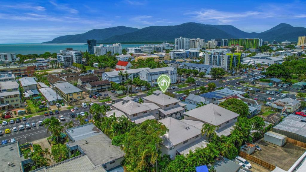 Se encuentra en zonas turísticas de Cairns