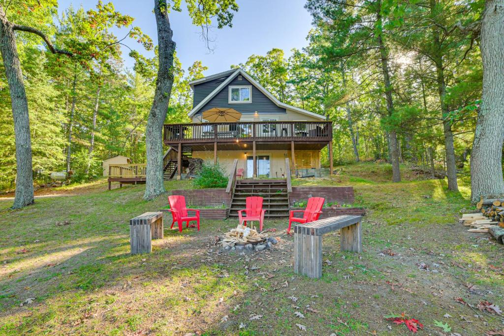 Lake Access and Dock Remote Mio-Area Cottage, Curran