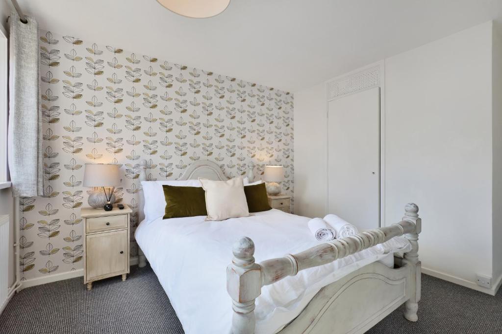 Large 2-br City Home Free Parking Sleeps 6, Hereford