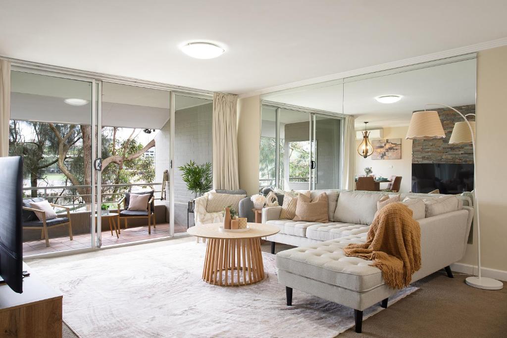 3BR Multi-level Unit with Pool, Gym & Parking, Sydney