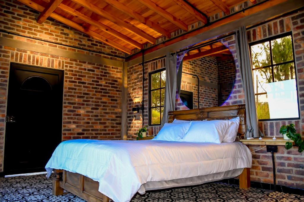 Romantic Glamping Cabin with Jacuzzi & Views - 3