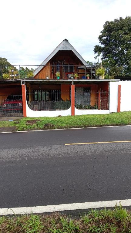 Cabaña con patio y tres cuartos, Volcán