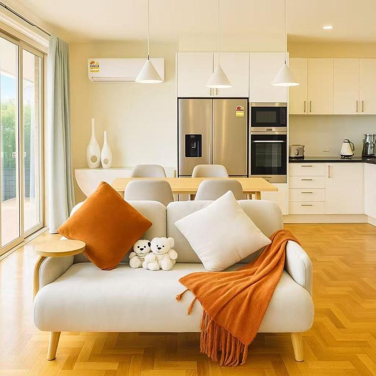 Stylish 4BR Easy CBD Access Walk to Train & Shops, Melbourne