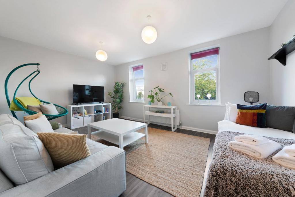 Two Bedroom Duplex in Angel HIgh Street, Londýn