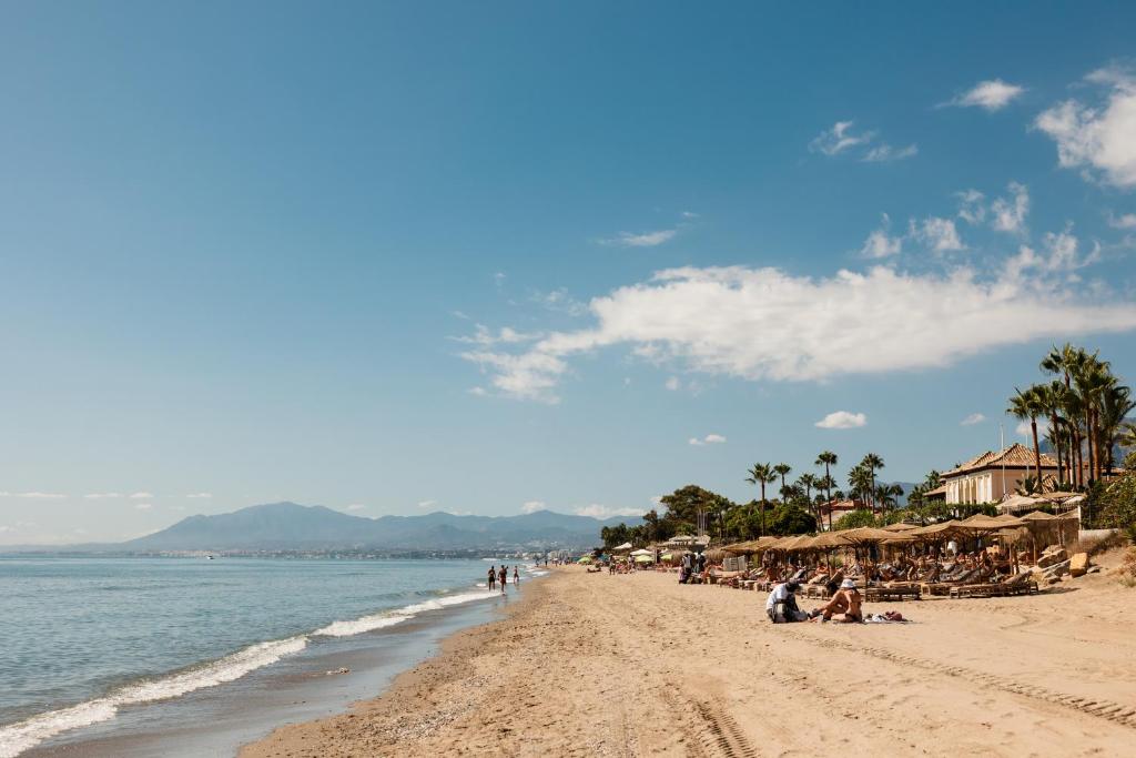 Beachfront apartment with terrace, pool and tennis court in Costabella, Marbella - 4