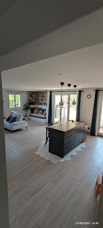 Chic & Cozy 95m Apartment Perfect for Families - 2