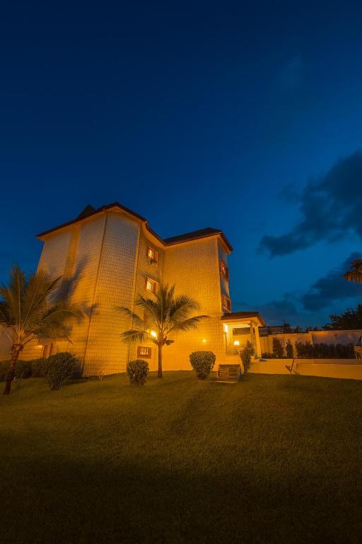 J Bona, Tropical Elegance, Douala