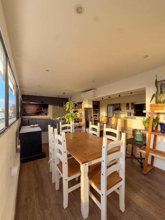 Penthouse con parrillero, terraza y estufa a leña, Montevideo