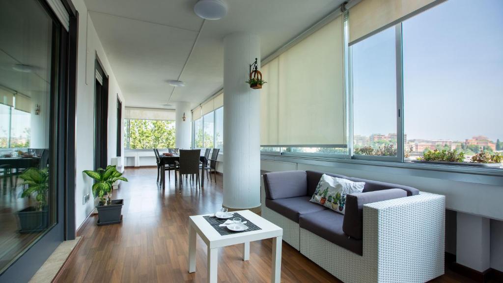 accogliente a Stazione Tiburtina con veranda, Рим
