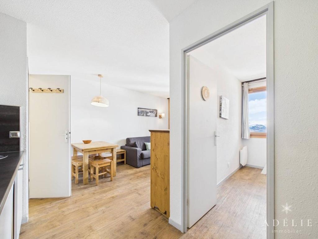 Bel Appartement Rénové avec Balcon - Ski aux Pieds, 5 Pers., Près des Commerces - FR-1-398-547 - 4