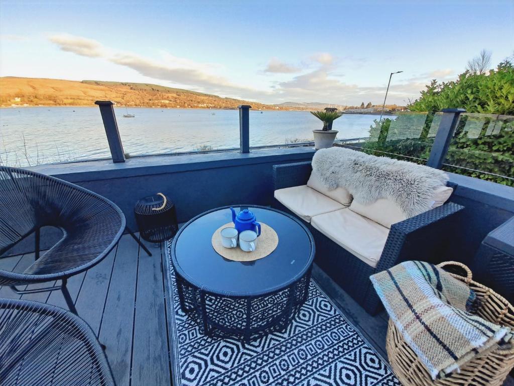 Cosy Lochside Cottage with Mountain and Sea Views, Clynder