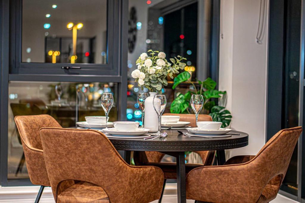 Luxury 2BR Penthouse-1, Private Terrace, City Center, Free Parking, Leeds