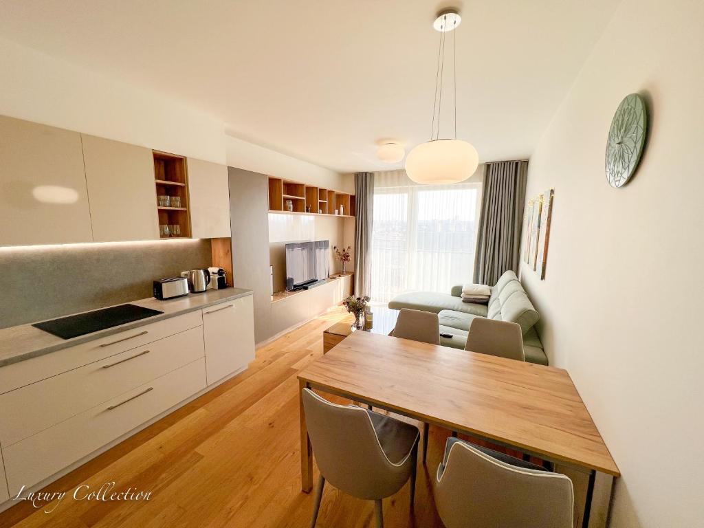 Incredible Luxury Apt with Garage and Tram Station, Prague