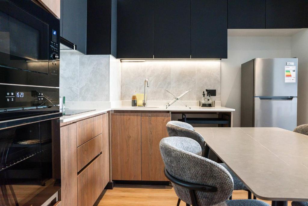 Parkside Oasis Stylish 2BR Retreat with Pool BBQ & Gym Access - 5